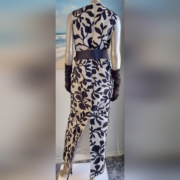 *$8,000 OSCAR DE LA RENTA WHITE SILK BLACK FLORAL EMBROIDERED RUNWAY GOWN US L - Picture 5 of 15